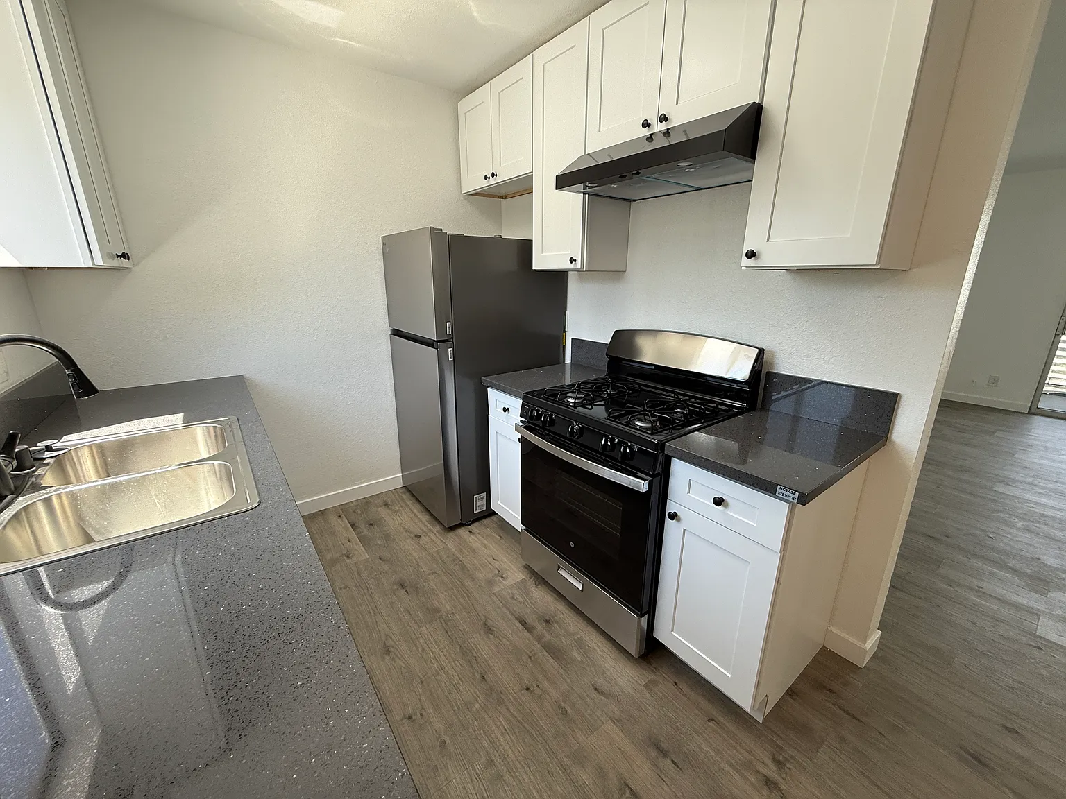 2 bed, 1100 sqft, $2,150 — Photo 3