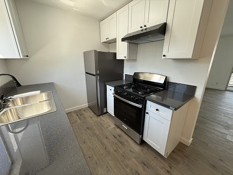 6737 Woodman Ave #7 — Photo 3