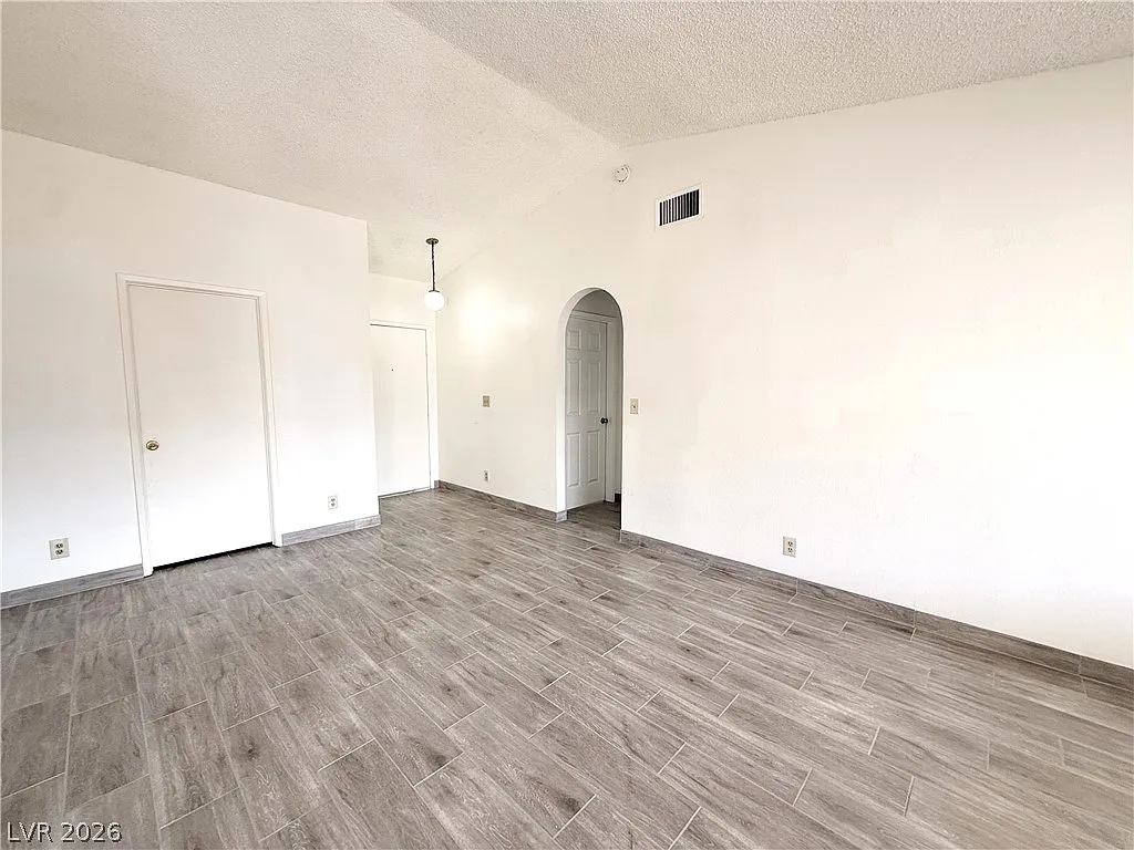 3 bed, 2.0 bath, 1025 sqft, $1,740 — Photo 2