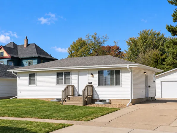 809 W 20th St, Cedar Falls, IA 50613