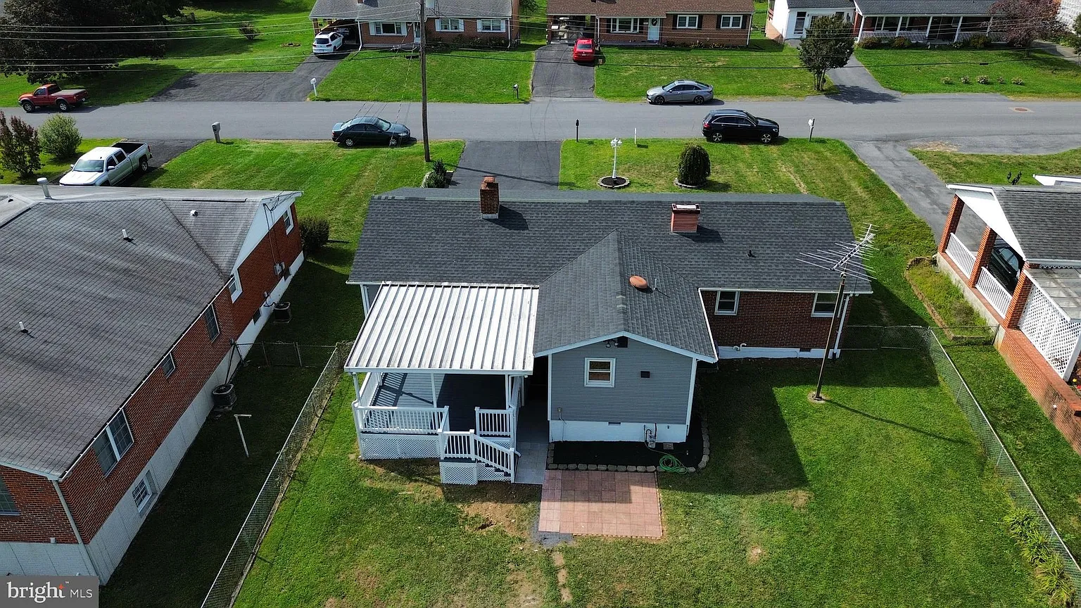 444 Imperial St photo 1