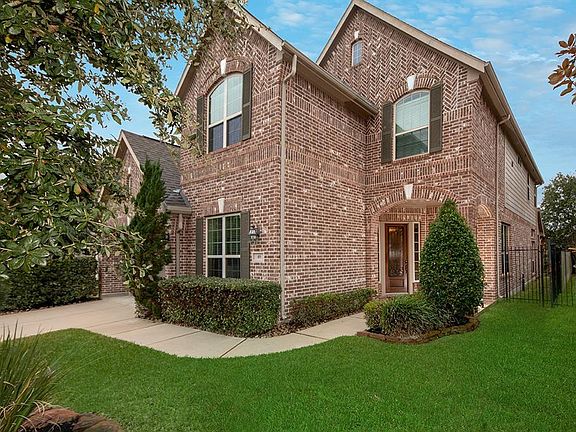 2nd image of 46 Vershire Cir