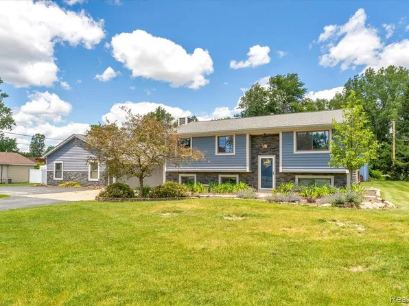 27520 West Rd, New Boston, MI 48164