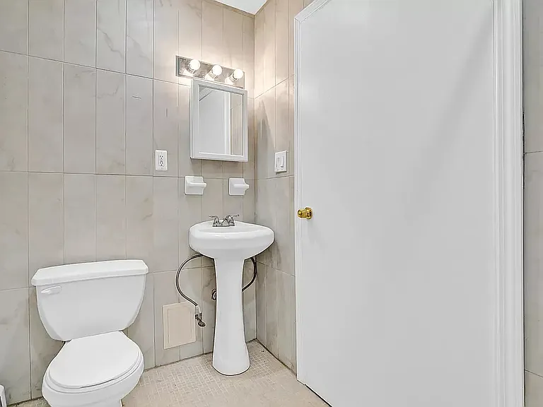 561 Warren St #1A — Photo 7