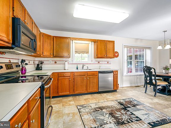 3rd image of 858 Bullen Dr