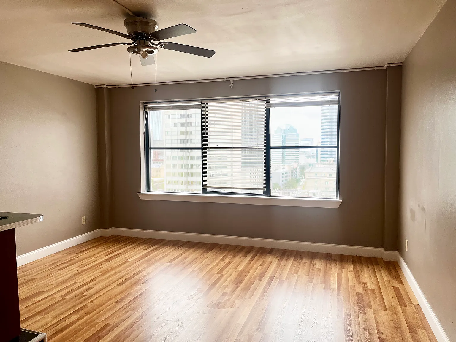 Studio, 425 sqft, $975 — Photo 2