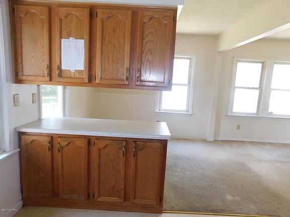 3rd image of 271 Parkway Dr