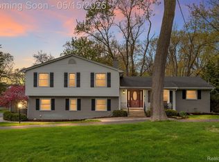 1946 Shore Hill Dr, Bloomfield Hills, MI 48302