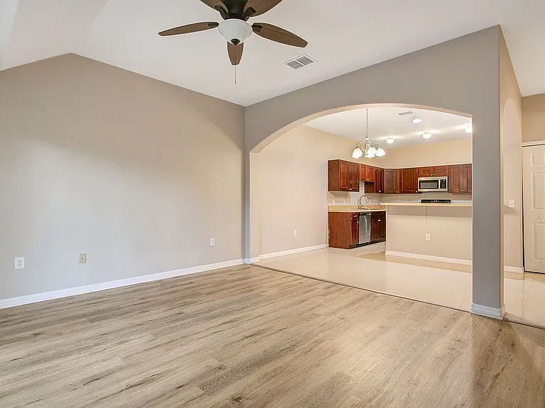 225 E Pine Ave — Photo 4