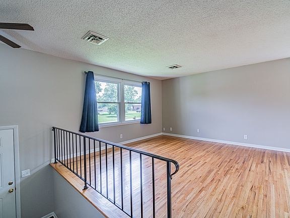 5th image of 403 Lisle Dr