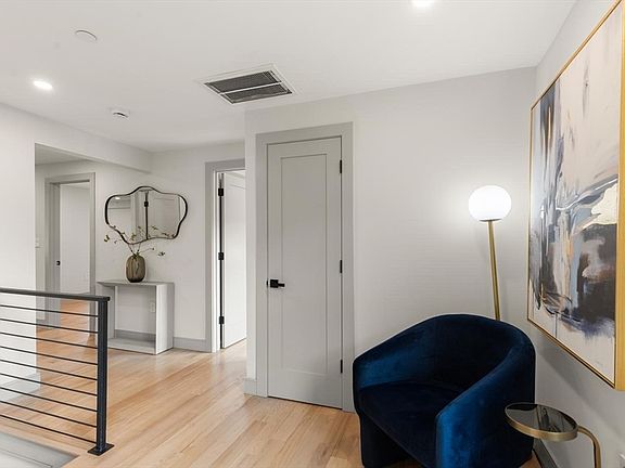 4th image of 22 Hunting St #3P