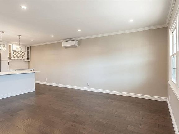3rd image of 264 Peters Ave