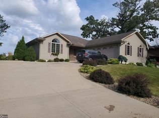 1012 Oakland Dr, Tama, IA 52339