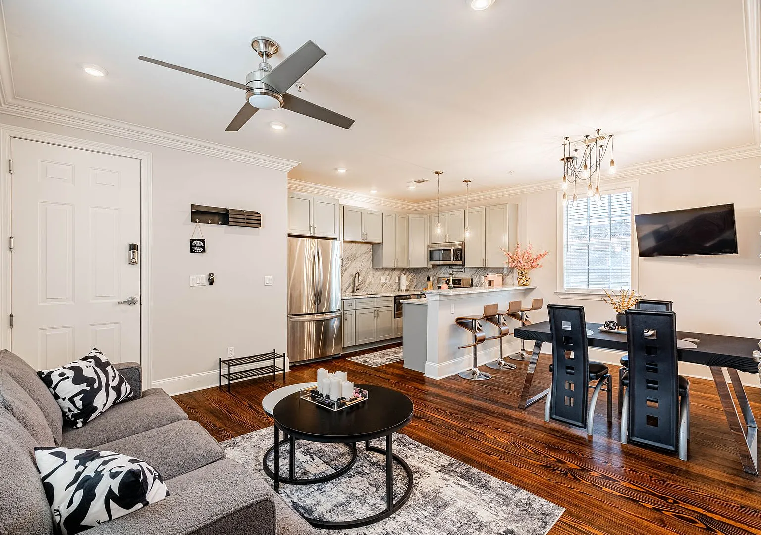 1BD/1BA Near St Charles Ave/Garden District — Photo 2