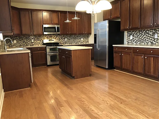 6 bed, 2.5 bath, 2978 sqft, $2,725 — Photo 2