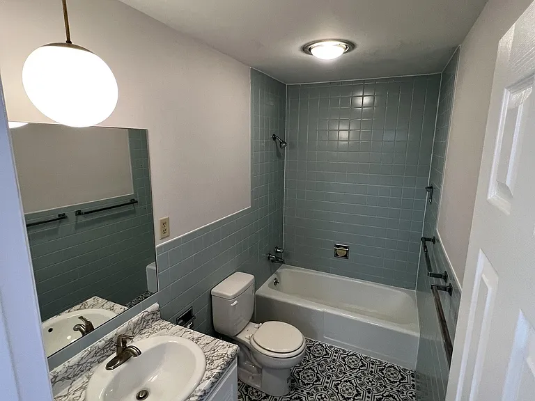 527 N Walnut St — Photo 12