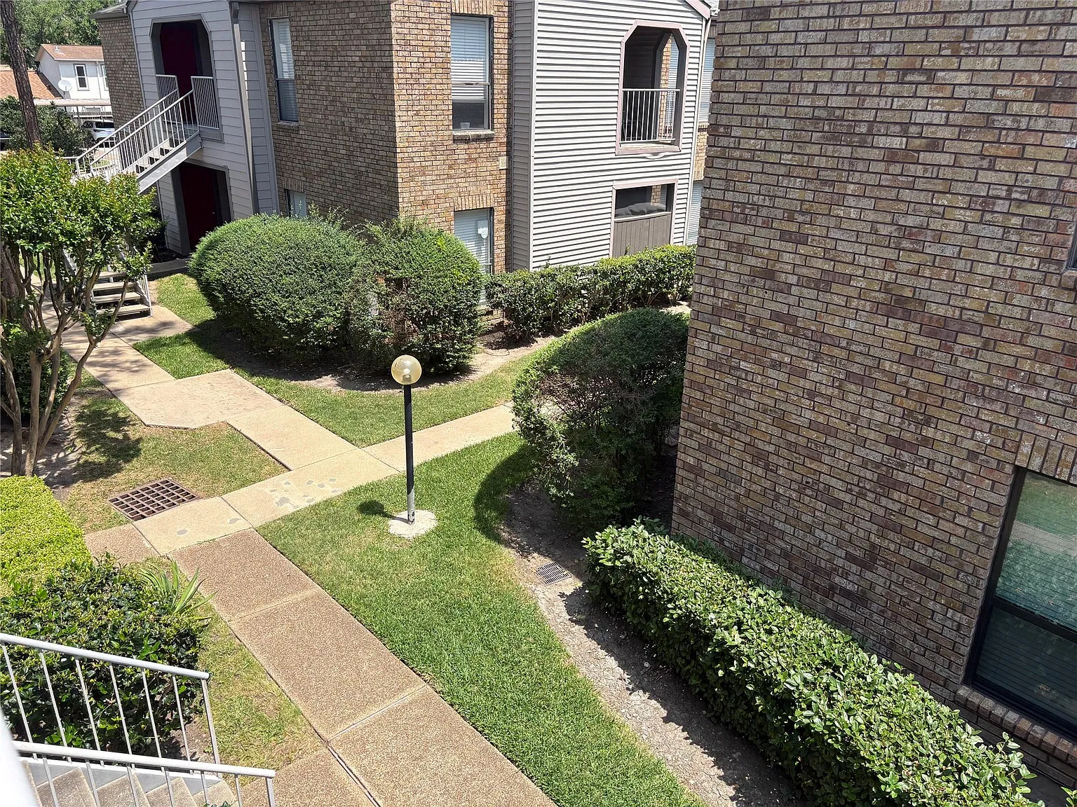 1 bed, 1.0 bath, 824 sqft, $1,300 — Photo 2