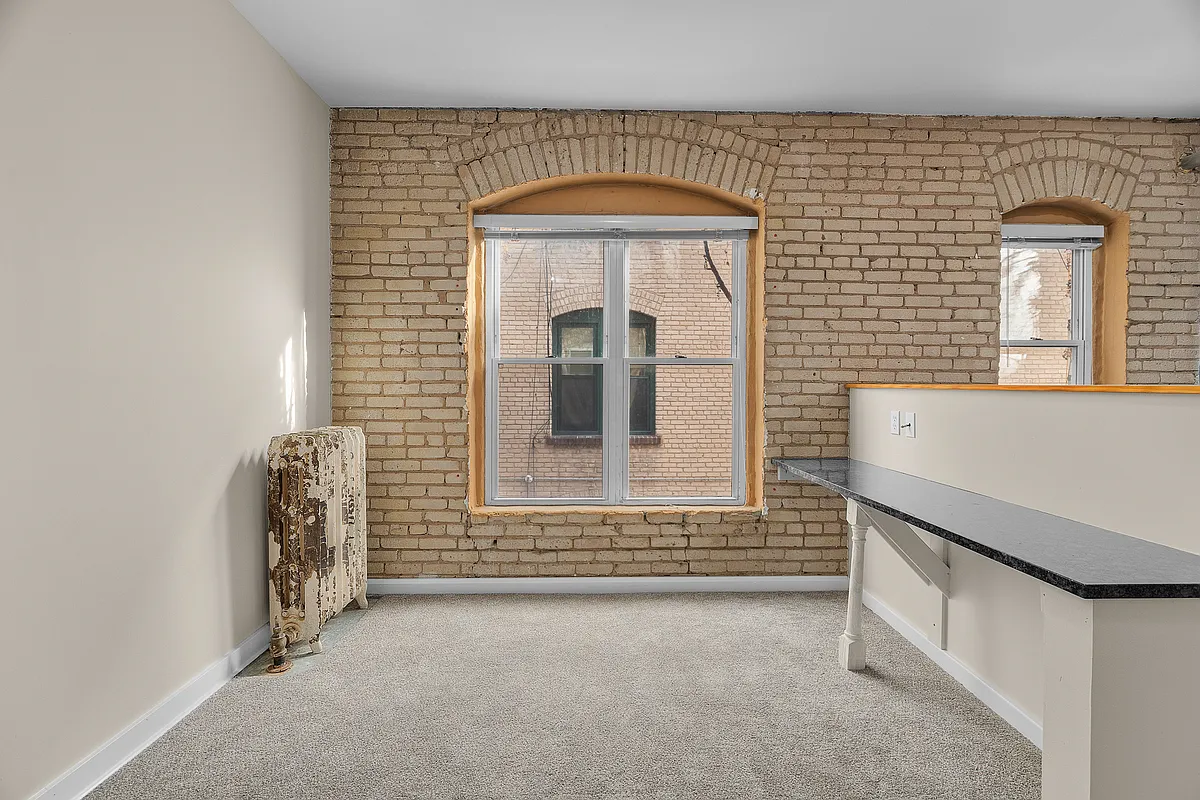 Building Photo - 606 E 15th St #5