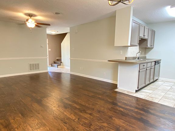 3rd image of 928 Chip Cove Ln
