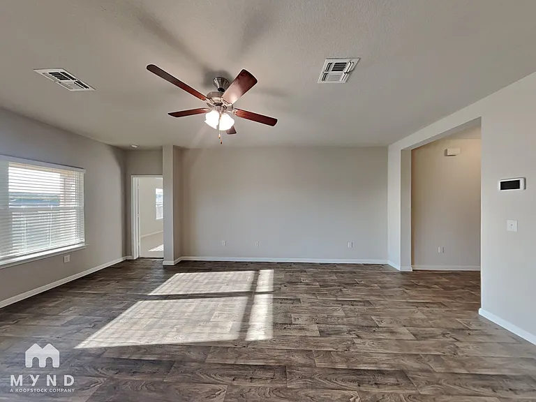 10808 Seguin St — Photo 2