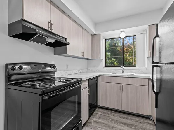 Pilgrim Village - Canton, MI