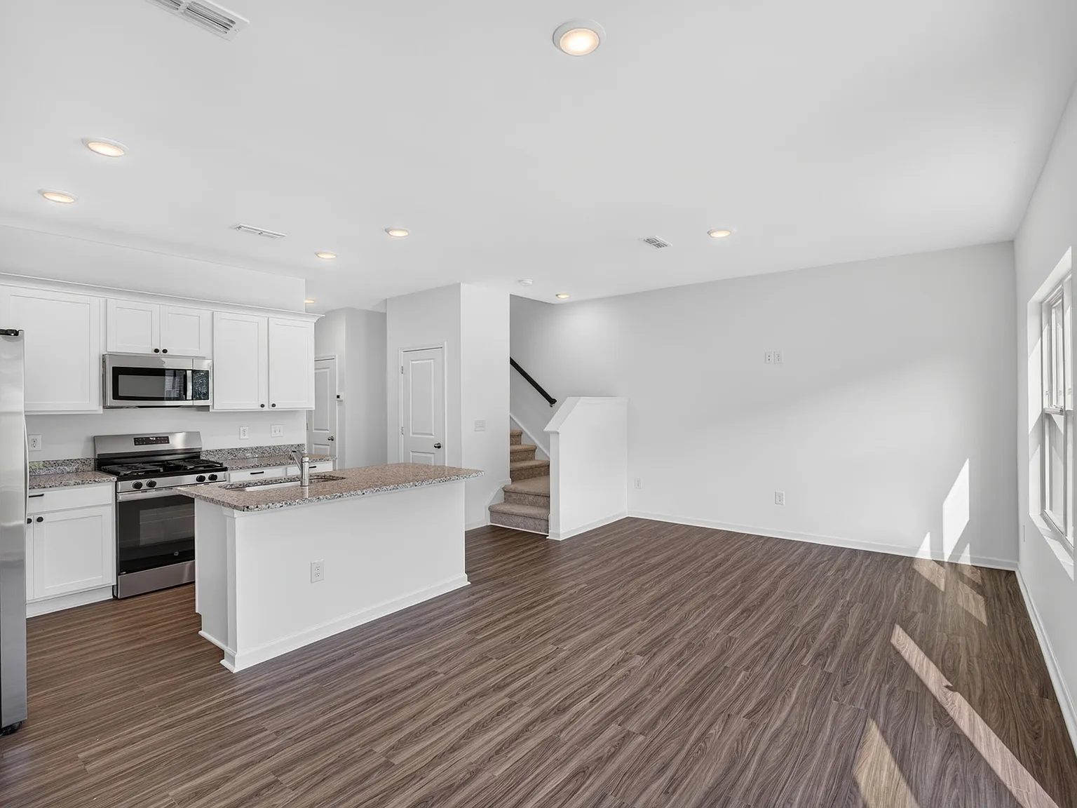 3 bed, 2.5 bath, 1511 sqft, $1,950 — Photo 3