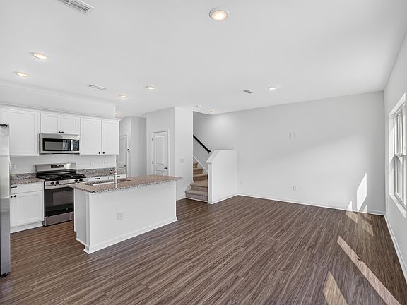 3rd image of 200 Flagstone Way 67