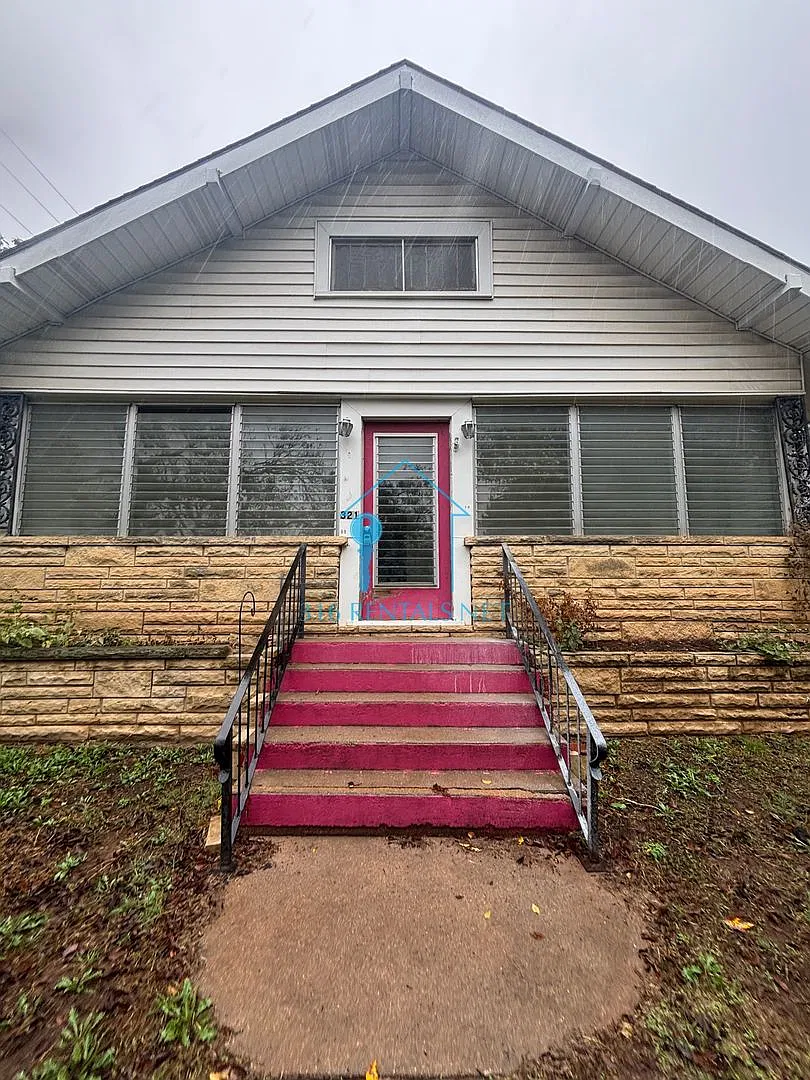 Three bed one bath house available NOW! — Photo 2