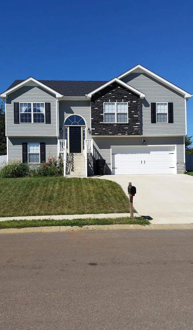 4 bed, 2200 sqft, $2,050 — Photo 2