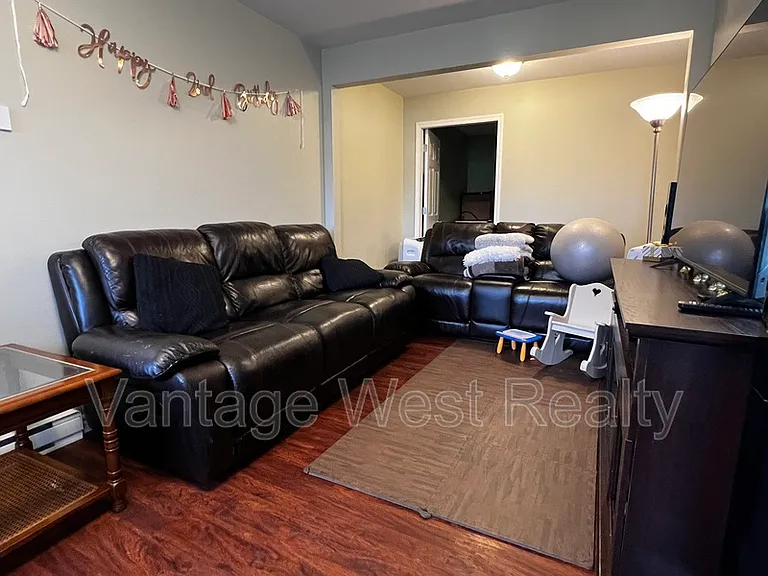 1560B Glenmore Rd N — Photo 5