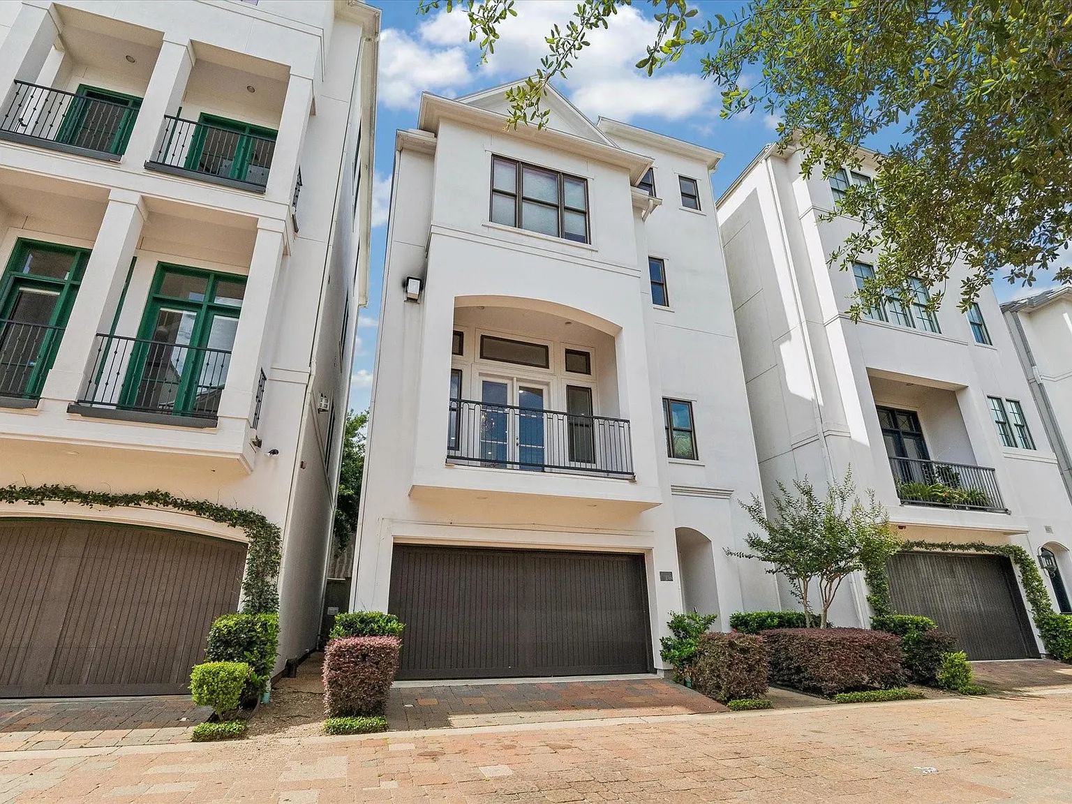 3 bed, 3.5 bath, 2784 sqft, $3,800 — Photo 2
