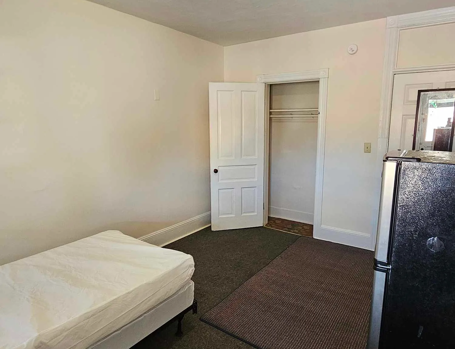 Studio, 150 sqft, $500 — Photo 2