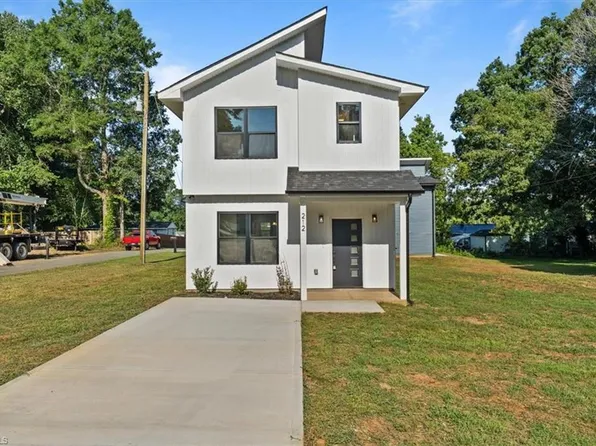 212 S Carter St, Liberty, NC 27298