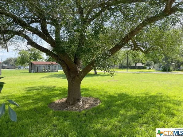 703 S Arnim St, Moulton, TX 77975