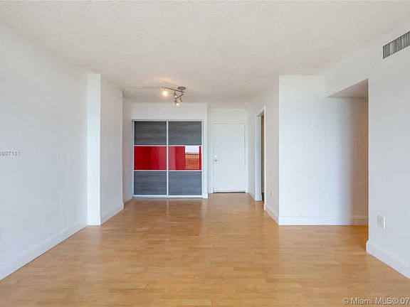 4th image of 2500 NE 135th St #B1006