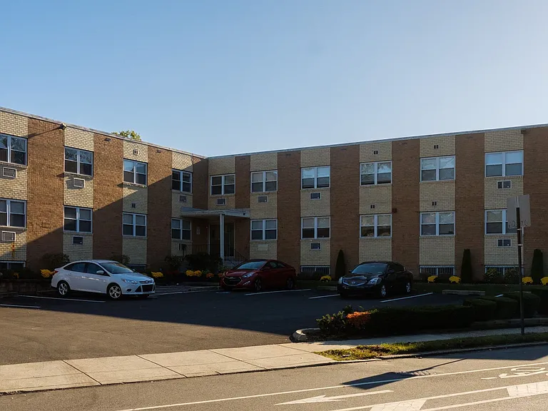 West Walnut Lane Apartments — Photo 5