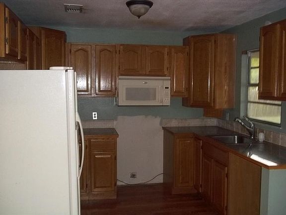 3rd image of 420 SW Bradshaw Cir