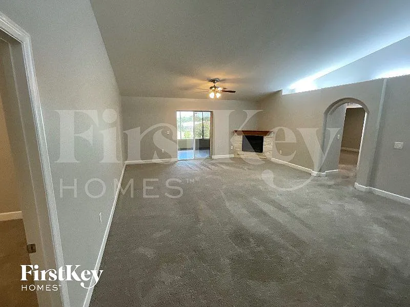 3 bed, 2.0 bath, 1776 sqft, $1,970 — Photo 2