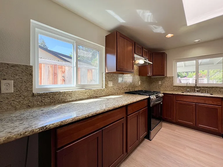 34 Queens Ct — Photo 17
