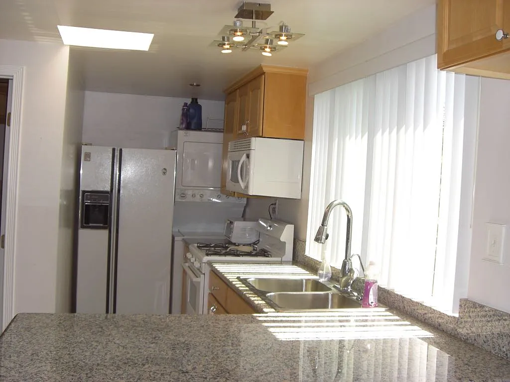 2 bed, 800 sqft, $2,450 — Photo 2