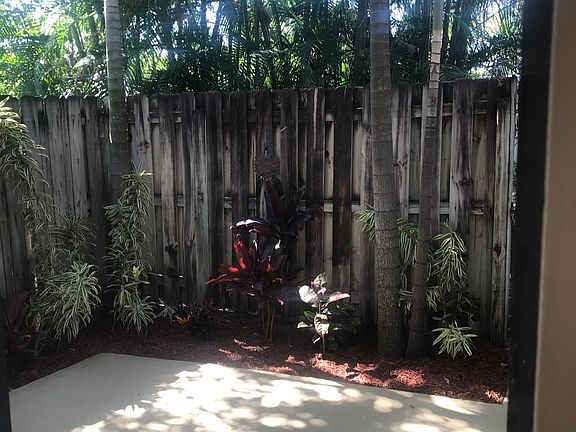 5th image of 427 N Cypress Dr APT 4