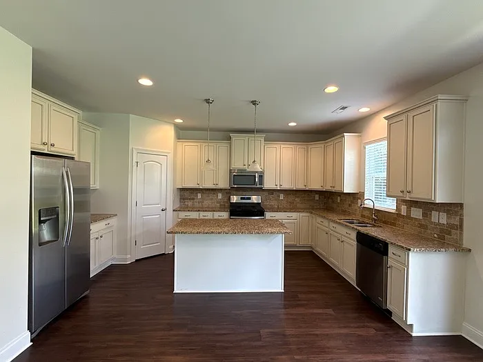 1019 Dunhill Ln — Photo 9