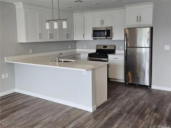 221 Eastview Dr, Central Islip, NY