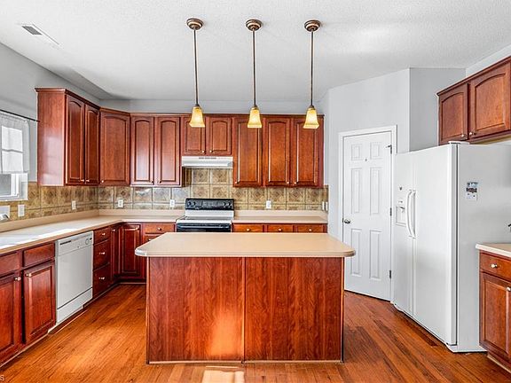 4th image of 2755 Amesbury Rd