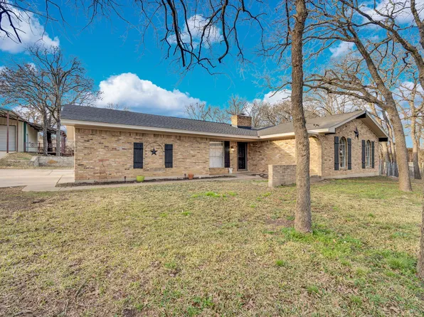 2004 Valley Dr, Crowley, TX 76036