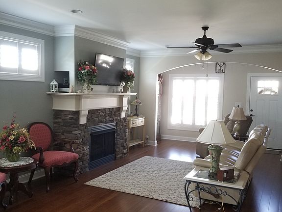 3rd image of 1495 Helmsdale Dr