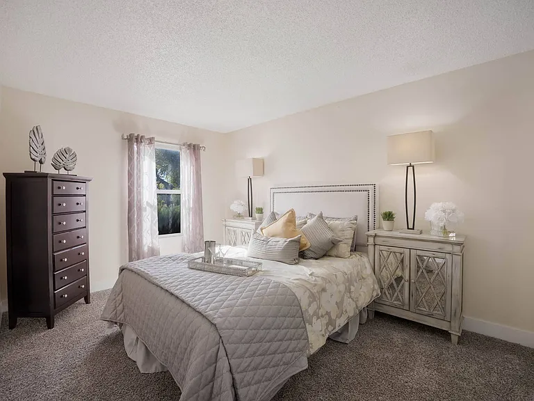 Woodland Hills Apartments — Photo 10