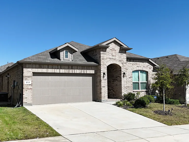 252 Drumcliffe Dr — Photo 1