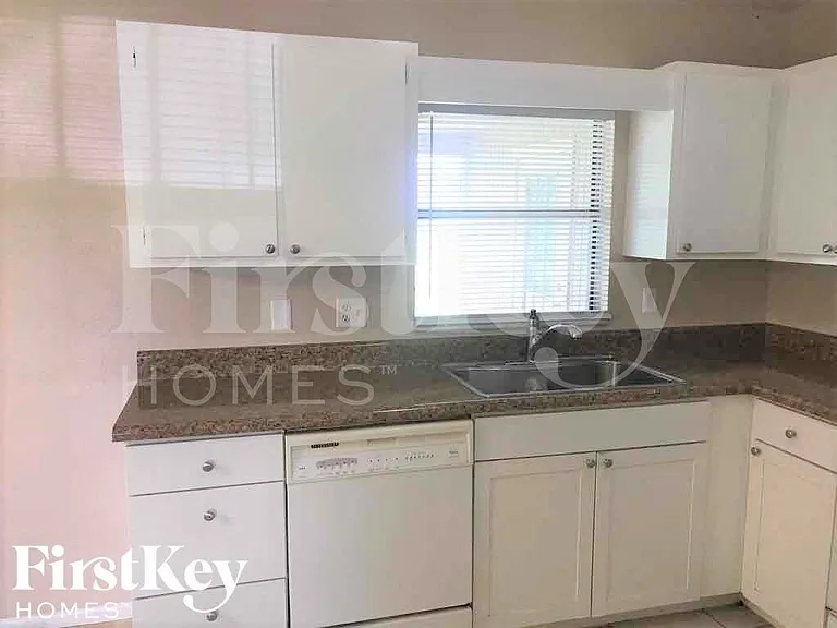 1209 NE 18th Pl — Photo 6