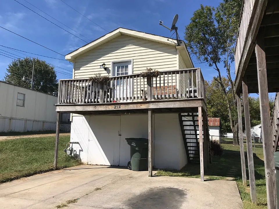 212 W Hillcrest Dr